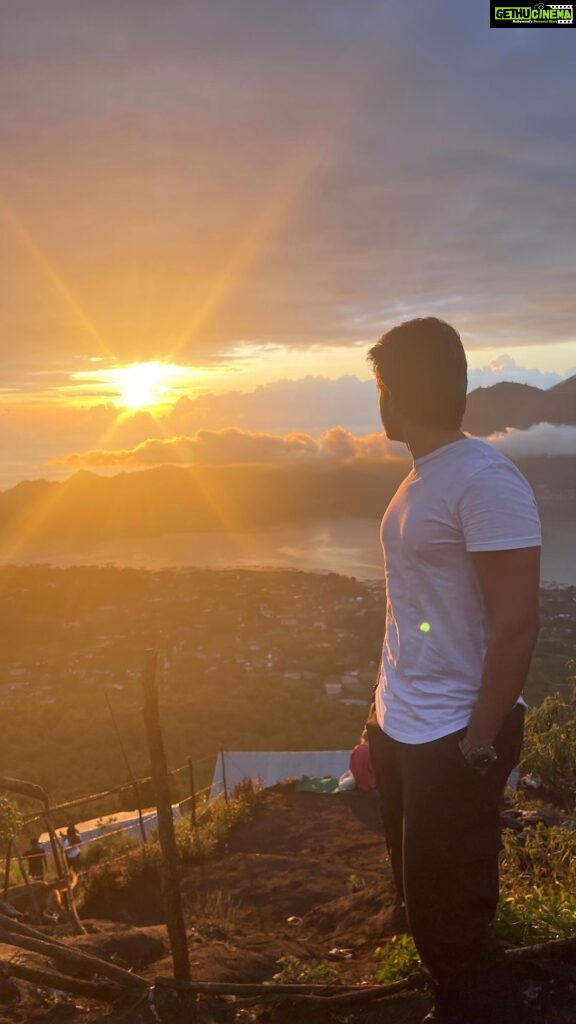 Abijeet Duddala Instagram - Gotta do this again! ⛰🚶🏻‍♂️🥾 Climbing all this up in the dark was so lit 🔥 #flashbackfriday #friyay #hike #latergram #bali #nature #morning Mount Batur, Bali