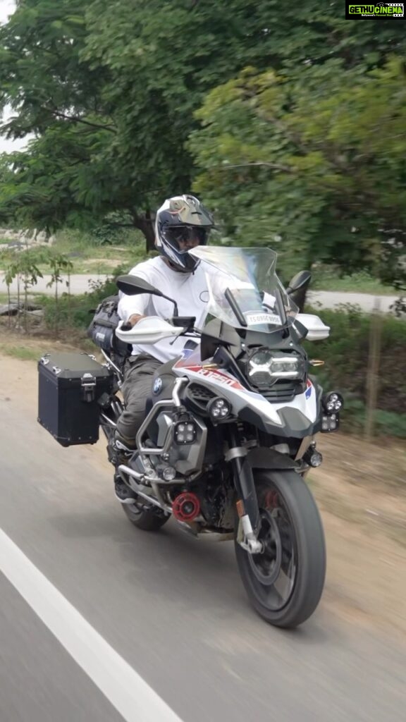 Abijeet Duddala Instagram - Sidey fellow with side eye .. #lol #sideeye #bombastic #moto #adventure #travel #motorcycle