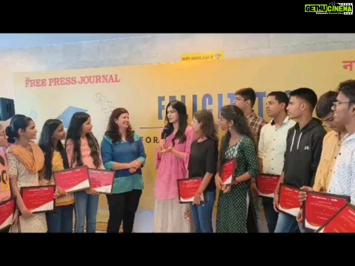Adah Sharma Instagram - I got to hang out with the COOOOLEST kids in mumbai today ! Our SSC toppers from BMC schools 😍 and I also got to take pictures with them and chat with them! मी खरोखर खूप lucky आहे। ❤️