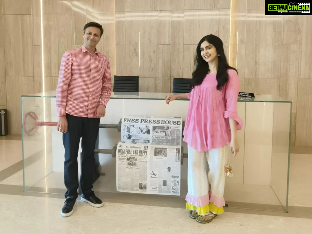 Adah Sharma Instagram - I got to hang out with the COOOOLEST kids in mumbai today ! Our SSC toppers from BMC schools 😍 and I also got to take pictures with them and chat with them! मी खरोखर खूप lucky आहे। ❤️