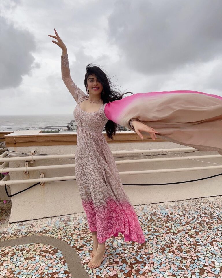 Adah Sharma Instagram - Gone with the wind …. Before we won awards we did pictures on the terrace in the morning (there was so much wind the sleeves flew away by the time I reached the award event 😅) 💁@snehal_uk 💃@juhi.ali @neeta_lulla @houseofneetalulla @kushalsfashionjewellery 💨 💨 💨 P.S. didn't want to ruin my heels in the rain toh nagey pair did pics . But you know what happened to the heels anyway 👀 #100YearsOfAdahSharma #adahsharma