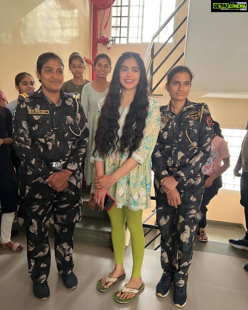 Adah Sharma Instagram - पुणेकर तुमच्या सर्वांना खूप प्रेम आणि धन्यवाद ❤️ Pics in order of posting 1.Our lovely commando girls 2.The awesome ladies who made our yummm lunch 3. @lucknow_i_chikan who sent me very pretty Kurtis !! 4. Billi who allowed me to give a free massage (contact Adah Sharma massage services…special discount for cats and crows for the month of may) 5. The famous Chidli idli 🙃😂❤️ 6. Selfies with all of you ❤️ 7. Cool cops 😎 8. Thank u for the varan ladies ! I had 5 cups 😁😁 Maharshi Karve Stree Shikshan Samstha_Official
