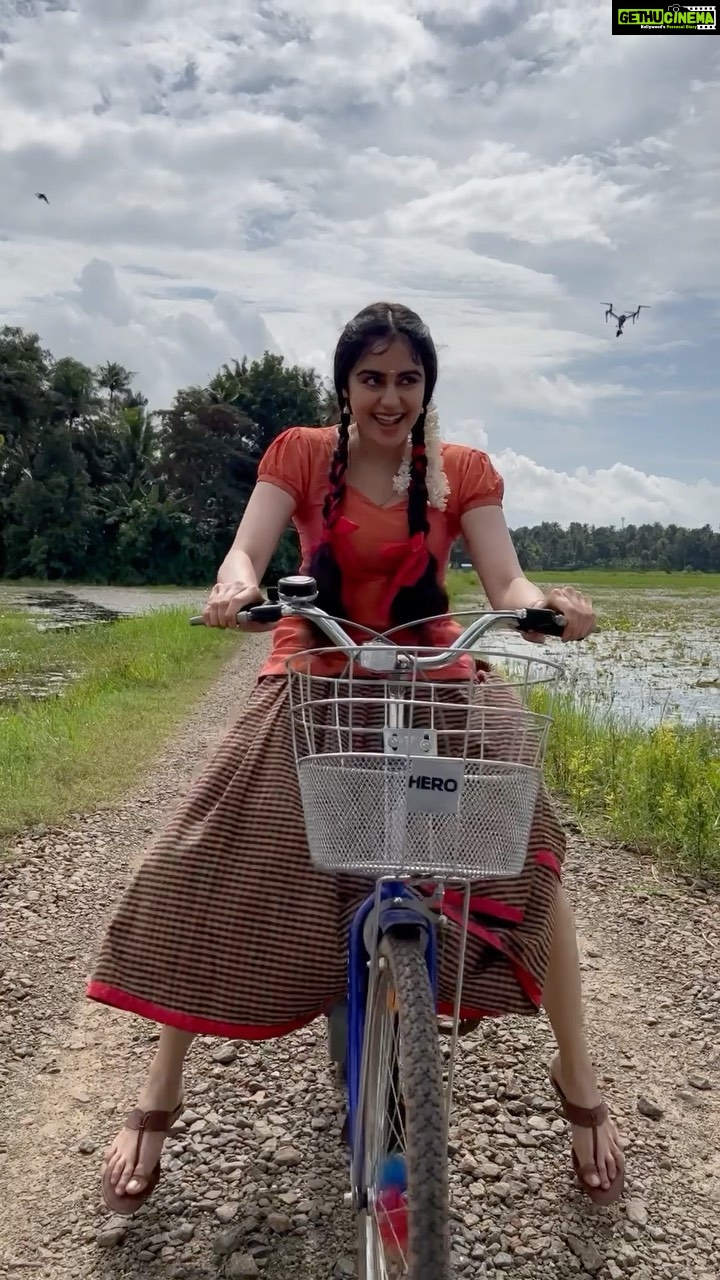 Adah Sharma Instagram - Girl power of the set of #TheKeralaStory ❤️ 3days to go ❤️❤️❤️❤️ Shalini Unnikrishnan ki Adah 👧 @___storyteller___ calling actionnn here @snehal_uk for me @khyati.hooda taking care of everyone @_awaari_6898 from jevann to jootey of Shalini ka continuity @radhikamehra ,Preeti and team for costumes ,Easha on art . . . #100YearsOfAdahSharma #adahsharma