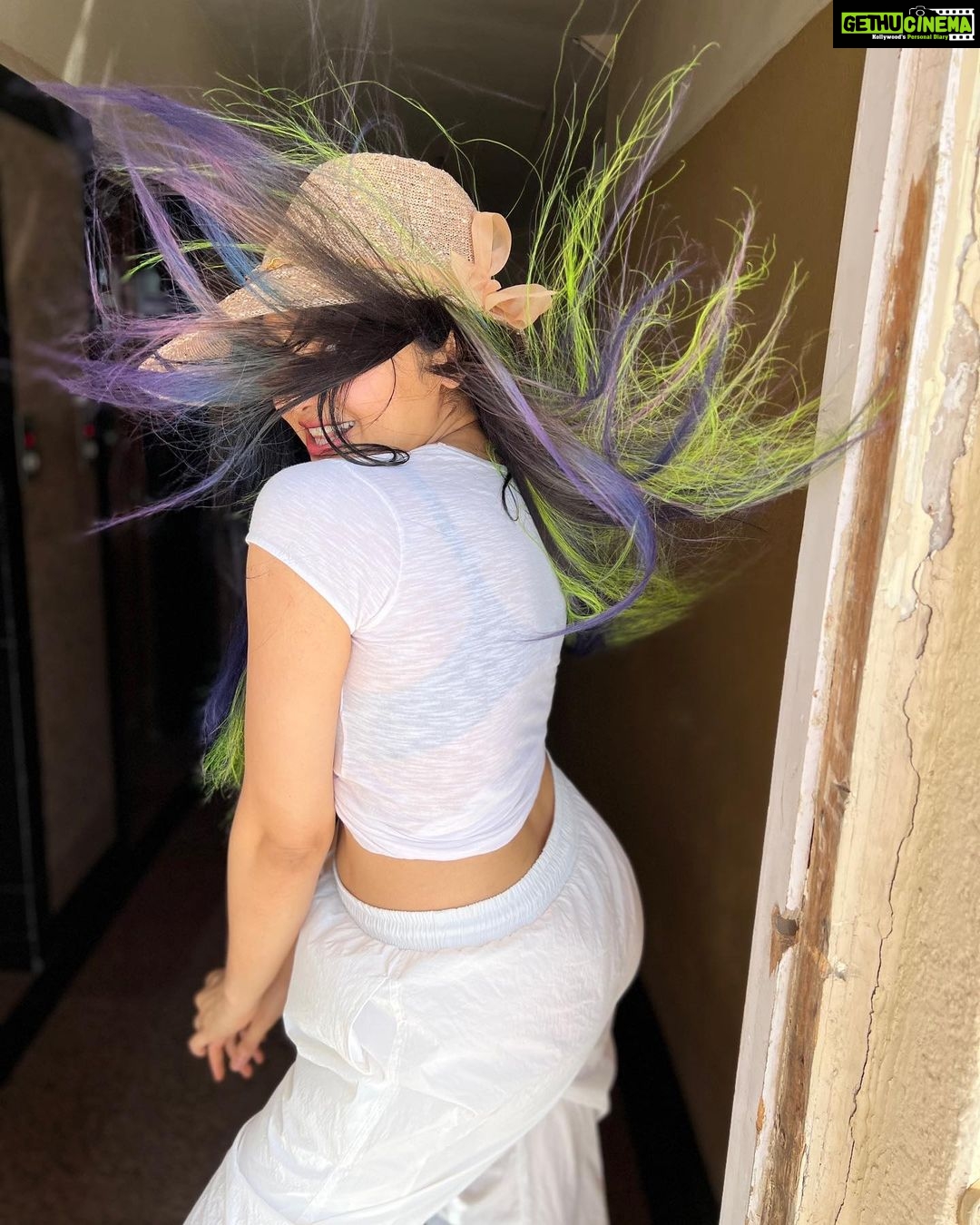 Adah Sharma Instagram - GUESS WHO (incorrect answers only) Sirf galat jawaabs are allowed 🥲👹💀👻🤖 #100YearsOfAdahSharma #adahsharma