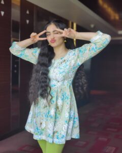 Adah Sharma Instagram - पुणेकर तुमच्या सर्वांना खूप प्रेम आणि धन्यवाद ❤️ 
Pics in order of posting 
1.Our lovely commando girls 
2.The awesome ladies who made our yummm lunch 
3. @lucknow_i_chikan who sent me very pretty Kurtis !!
4. Billi who allowed me to give a free massage (contact Adah Sharma massage services…special discount for cats and crows for the month of may)
5. The famous Chidli  idli 🙃😂❤️
6. Selfies with all of you ❤️
7. Cool cops 😎 
8. Thank u for the varan ladies ! I had 5 cups 😁😁