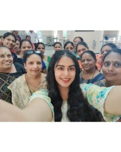 Adah Sharma Instagram - पुणेकर तुमच्या सर्वांना खूप प्रेम आणि धन्यवाद ❤️ Pics in order of posting 1.Our lovely commando girls 2.The awesome ladies who made our yummm lunch 3. @lucknow_i_chikan who sent me very pretty Kurtis !! 4. Billi who allowed me to give a free massage (contact Adah Sharma massage services…special discount for cats and crows for the month of may) 5. The famous Chidli idli 🙃😂❤️ 6. Selfies with all of you ❤️ 7. Cool cops 😎 8. Thank u for the varan ladies ! I had 5 cups 😁😁 Maharshi Karve Stree Shikshan Samstha_Official