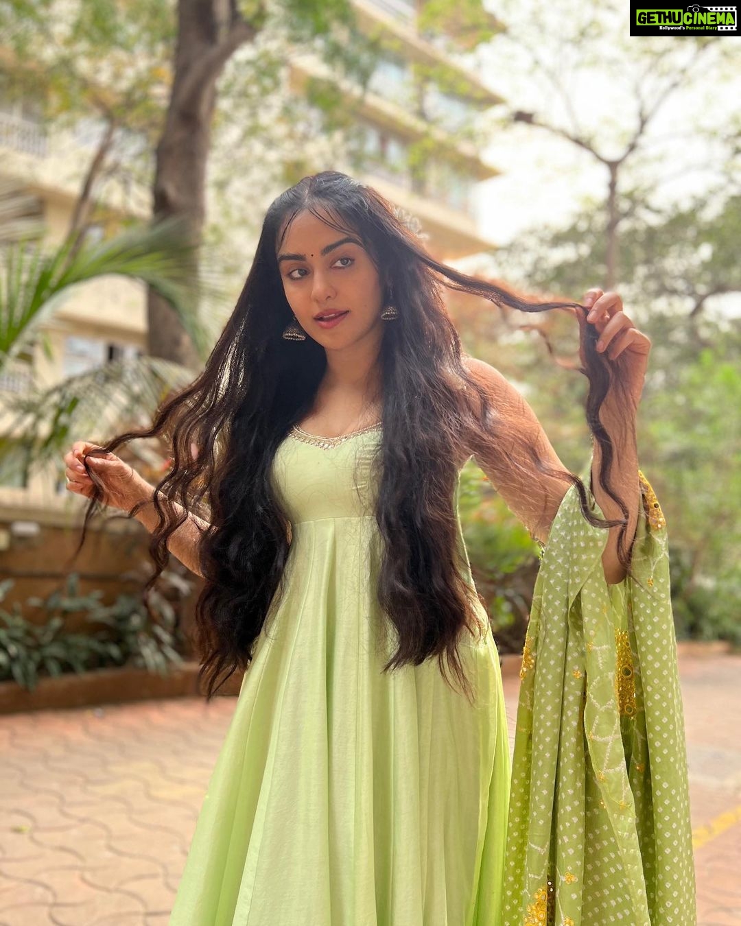 Adah Sharma Instagram - Gorilla ji has trouble choosing … help him please 🪲🦟🦗🤡 During mating the female praying mantis bites off the males head and then devours his corpse for nourishment… Wearing @anjanabohra_official 💆♀️ @snehal_uk 💃 @juhi.ali Makeup @adah_ki_radha #100yearsOfAdahSharma #adahsharma