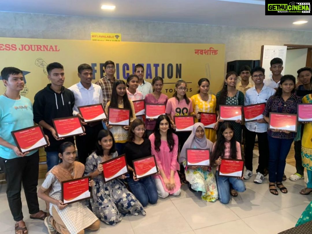 Adah Sharma Instagram - I got to hang out with the COOOOLEST kids in mumbai today ! Our SSC toppers from BMC schools 😍 and I also got to take pictures with them and chat with them! मी खरोखर खूप lucky आहे। ❤️
