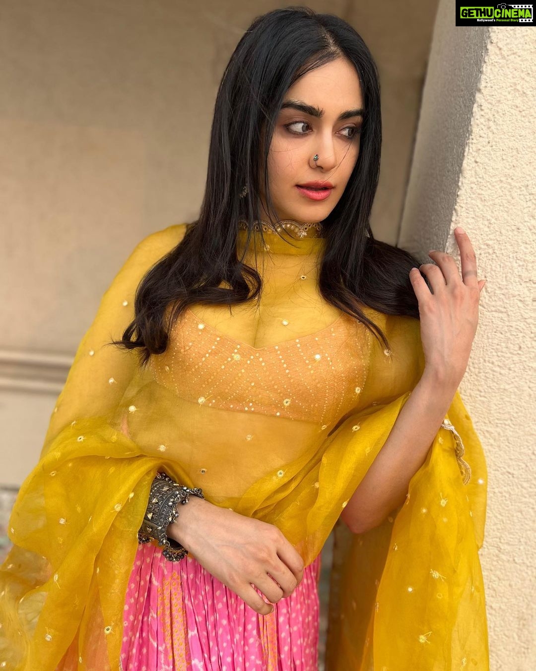 Adah Sharma Instagram - Iss look mein reel hojae? 🐘🐝🐿? 💆♀️ @snehal_uk 💃 @juhi.ali Wearing @anjanabohra_official @ #100YearsOfAdahSharma #adahsharma