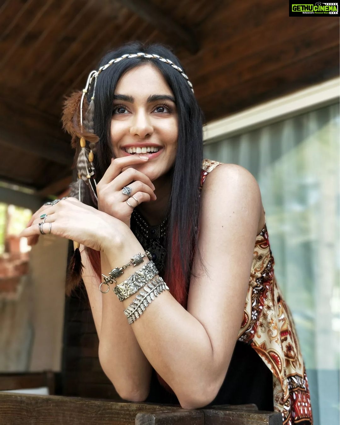 Adah Sharma Instagram - Photographic evidence of me flirting with गाय 's on set .... Also itnaaa bada smile n all I don't do unless I'm around my kinda guys 😁🤓 #100YearsOfAdahSharma #adahsharma #cow #cowgirl #calf #socutebabycalf