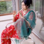 Adah Sharma Instagram - Guess the song 🤡🫀🥊 Video by my Amma hence the mountains get equal footage ❤️🐒🐈👻🧚‍♀️😅 yessss we went to the river later , yesss we climbed the mountain . During Kerala story ka shoot I used to play the flute everyday almost for lung exercise and because I thought music might keep me a little sane while doing crazy scenes. . #100YearsOfAdahSharma #adahsharma