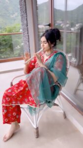 Adah Sharma Instagram - Guess the song 🤡🫀🥊 Video by my Amma hence the mountains get equal footage ❤️🐒🐈👻🧚‍♀️😅 yessss we went to the river later , yesss we climbed the mountain . During Kerala story ka shoot I used to play the flute everyday almost for lung exercise and because I thought music might keep me a little sane while doing crazy scenes. . #100YearsOfAdahSharma #adahsharma
