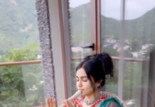 Adah Sharma Instagram - Guess the song 🤡🫀🥊 Video by my Amma hence the mountains get equal footage ❤️🐒🐈👻🧚‍♀️😅 yessss we went to the river later , yesss we climbed the mountain . During Kerala story ka shoot I used to play the flute everyday almost for lung exercise and because I thought music might keep me a little sane while doing crazy scenes. . #100YearsOfAdahSharma #adahsharma