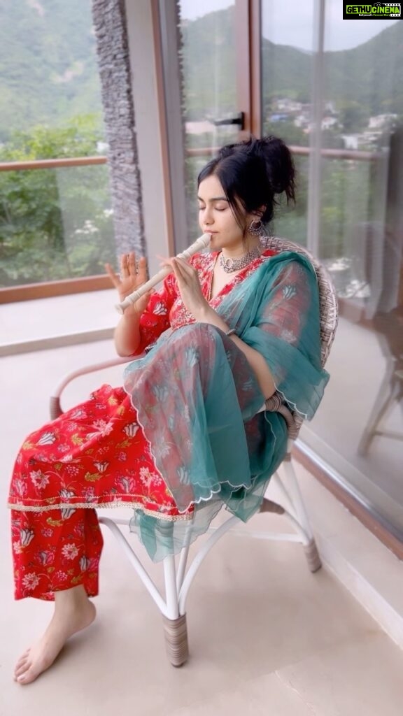 Adah Sharma Instagram - Guess the song 🤡🫀🥊 Video by my Amma hence the mountains get equal footage ❤️🐒🐈👻🧚‍♀️😅 yessss we went to the river later , yesss we climbed the mountain . During Kerala story ka shoot I used to play the flute everyday almost for lung exercise and because I thought music might keep me a little sane while doing crazy scenes. . #100YearsOfAdahSharma #adahsharma
