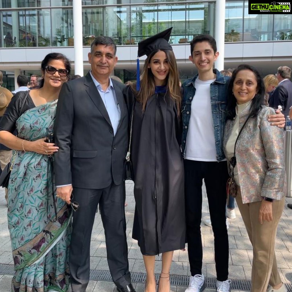 Aditi Arya Instagram - Had put a decade on hold for this. There’s no denying the gift of education and the pleasure of learning from the best professors in the world. No denying the role of luck for you to be born into a family that nourishes your mind and sharpens it. The privilege of finding a family that values and appreciates it. The rare but true blessing of friends and mentors who wish you well and inspire you to be the best version of yourself. I pray for such blessings for you too. Congratulations to my Yale SOM MBA Class of 2023. I continue to learn from you every day. Yale University