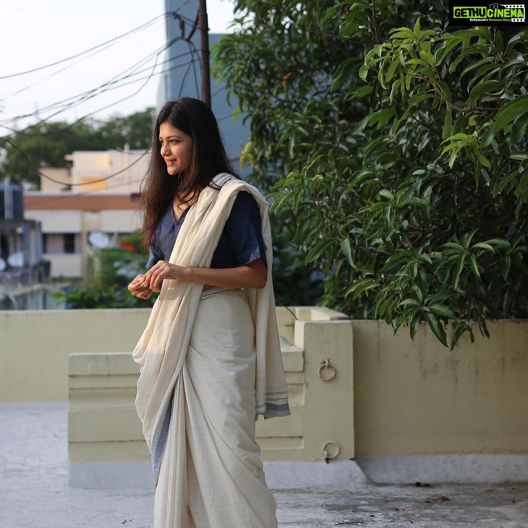 Aditi Balan Instagram - Outfit : @thebuttonthiefco