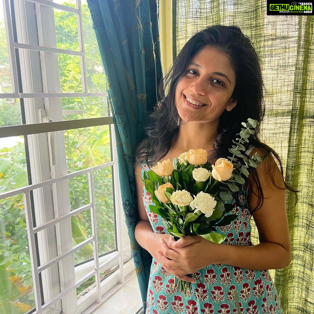 Aditi Balan Instagram - Flowers be the best gift for birthday. Thank you so much 💛