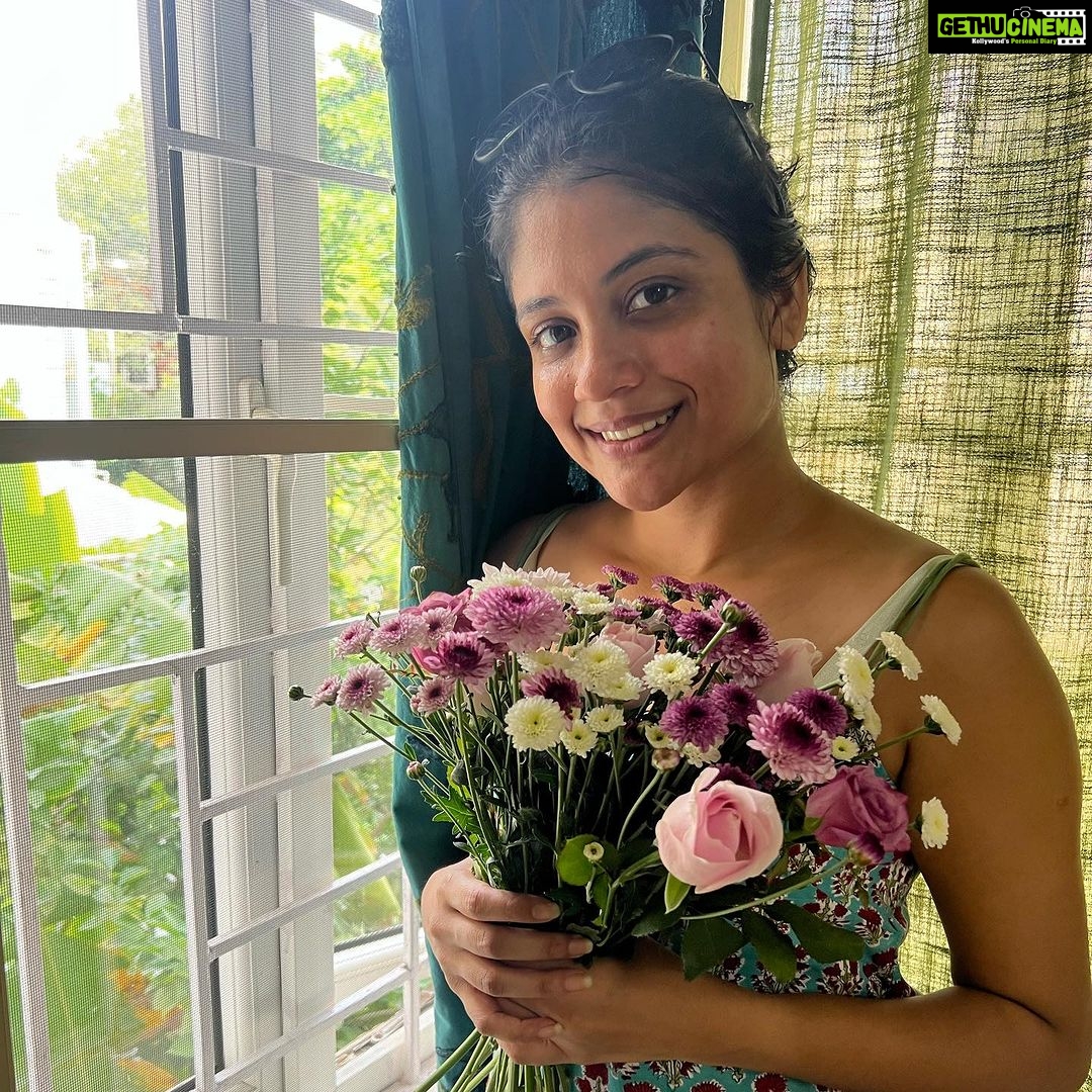 Aditi Balan Instagram - Flowers be the best gift for birthday. Thank you so much 💛