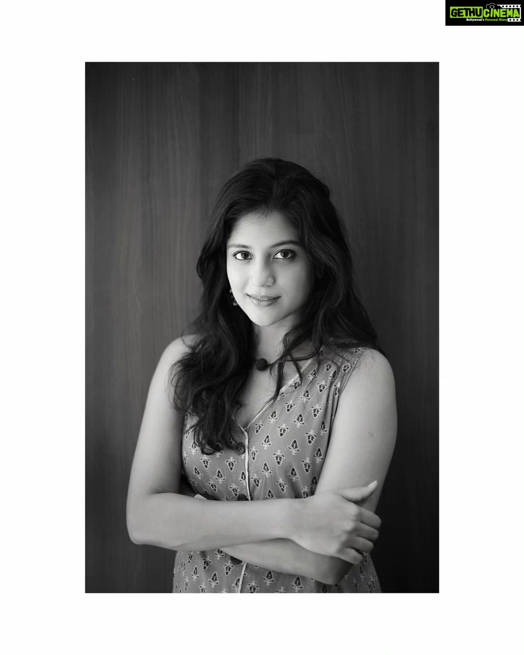 Aditi Balan Instagram - 🔥ஹையோடா… அவ பார்த்த பார்வ மெய்யோடா… அவளோட போத தன்னாலே ஏறுதே… தள்ளிப்போயி உயிராடுதே….. 🕺 . . . #கவி_piriyan புகைப்படம் கருப்பு வெள்ளை series #13 With @officialaditibalan 😍 . . . #passion #photography #black #white #series #kavipiriyannaga #instaphoto #instapoet #explorepage #actress #aditibalan #aruvi #cinema #artistsoninstagram #art #followersinstagram #likesforlike