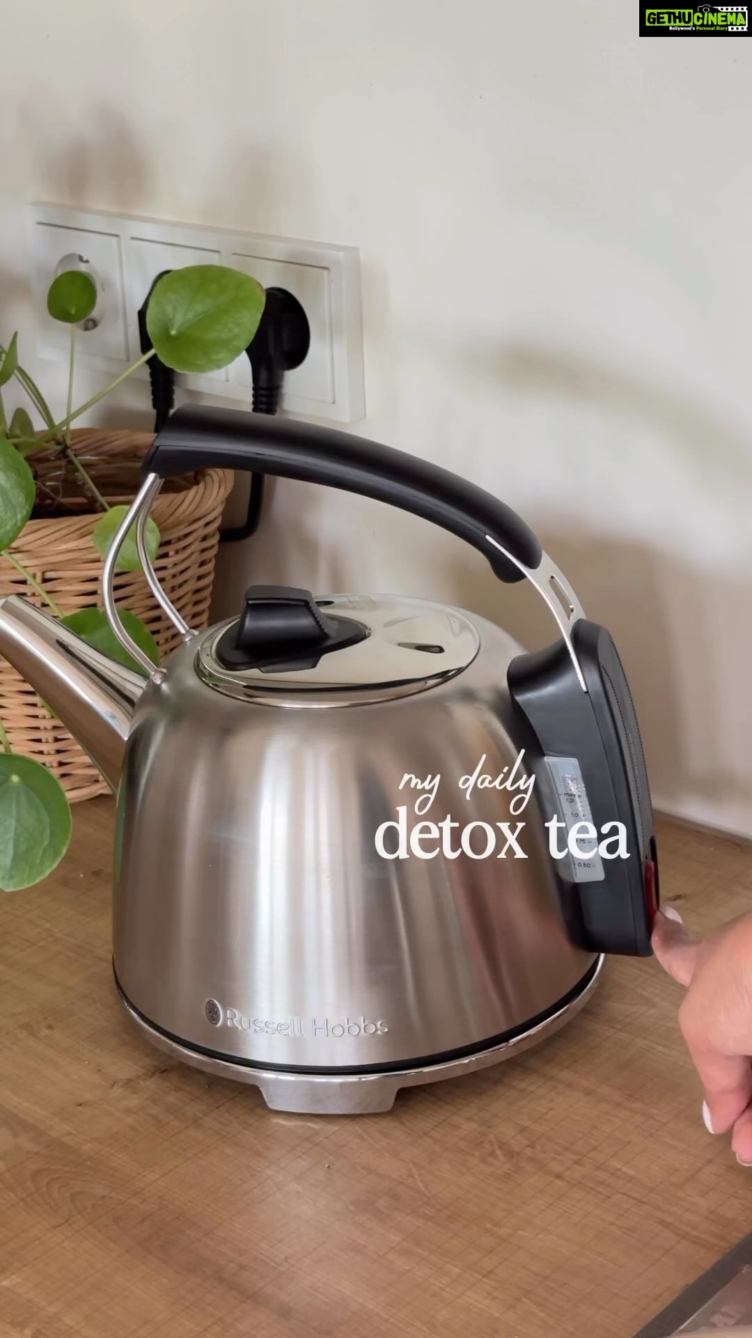 Aditi Chengappa Instagram - SAVE this! (Auf Deutsch unten) I’ve made this my daily morning ritual for a while now and can see the difference in my skin and digestion🌿 It is especially good for those who have issues with too much heat in the body. (excess Pitta) Benefits of coriander seed tea: detoxifying relieves pain and bloating reduces inflammation in the body Ich habe dies seit einiger Zeit zu meinem täglichen Morgenritual gemacht und kann den Unterschied in meiner Haut und Verdauung sehen🌿 Es ist besonders gut für diejenigen, die Probleme mit zu viel Hitze im Körper haben. (Überschuss Pitta) Vorteile von Koriandersamen-Tee: Entgiftend Lindert Schmerzen und Blähungen Reduziert Entzündungen im Körper . . . . #selflove #healthyhabits #healthylifestyle #morningroutine #wellnessaesthetic #motivationalreels #thatgirl #healthyeating #postivemindset #selfcare #productiveday #routine #aestheticvideos #lifestyleinspo #wellness #selfgrowth #ayurveda #2023glowup #veganrecipes #healthyrecipe #recipe #detox #indiansingermany #indiansinberlin #veganrezepte #tee Berlin, Germany