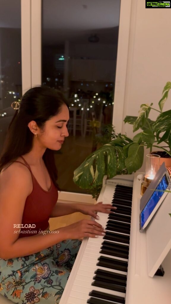 Aditi Chengappa Instagram - that’s what we are made of… . . . #reload #sebastianingrosso #ingrosso #edm #pianocover #indiansingermany #expatsingermany #singers #indiansingers #onlylove #meditation #musik #sängerin Mitte