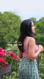 Aditi Chengappa Instagram - asmr✨SAVE this recipe for a rainy day 🌧️ (Auf Deutsch unten) 
This is my favorite dal to eat on rainy days! 

Recipe- Meetha Dal 

Ingredients: 
fresh chilli 
mustard seeds
fenugreek seeds
diced red onion 
fresh curry leaves (available in Asian/indian stores) 
ginger slivers 
Toor Dal (yellow pigeon lentil) cooked with turmeric powder
tamarind paste (use sparingly) 
a pinch of brown sugar 
salt to taste
fresh coriander to garnish 
.
Method:
In a pan with hot oil, add fresh chillies and sauté until slightly cooked. 
Add both seeds and wait till the mustard seeds splutter. 
Add the onions, curry leaves and sliced ginger. Sauté until the onions are cooked. 
Pour in the lentils in and stir. Add sugar + tamarind and simmer for 5 mins. Garnish with coriander and serve hot with rice. 
⬇️
Deutsch: 
Das ist mein Lieblings- Dal, um an regnerischen Tagen zu essen!
Rezept - Meetha Dal (gesüßte Linsen) 

Zutaten: 
frische Chilischoten 
Senfkörner
Bockshornkleesamen
gewürfelte rote Zwiebel 
frische Curryblätter (erhältlich in asiatischen/indischen Geschäften) 
Ingwer in Scheiben 
Toor Dal (gelbe Taubenlinse), gekocht mit Kurkumapulver
Tamarindenpaste (sparsam verwenden) 
eine Prise brauner Zucker 
Salz zum Abschmecken
frischer Koriander zum Garnieren 
.
Zubereitung:
Frische Chilischoten in eine Pfanne mit heißem Öl geben und anbraten, bis sie leicht gekocht sind. 
Beide Samen hinzufügen und warten, bis die Senfkörner platzen. 
Die Zwiebeln, Curryblätter und den in Scheiben geschnittenen Ingwer hinzugeben. Sautieren, bis die Zwiebeln gar sind. 
Die Linsen eingießen und umrühren.
Zucker + Tamarinde hinzufügen und 5 Minuten köcheln lassen. Mit Koriander garnieren und heiß mit Reis servieren.. 
.
.
.
#selflove #healthyhabits #healthylifestyle  #wellnessaesthetic #motivationalreels #thatgirl #healthyeating #postivemindset #selfcare  #productiveday #routine #aestheticvideos  #wellness #selfgrowth #asmr #asmrfood #2023glowup #veganrecipes #healthyrecipe #gesundeküche #indiancooking #indianfood #veganesRezept #gesunderezepte #gesundessen #linsen