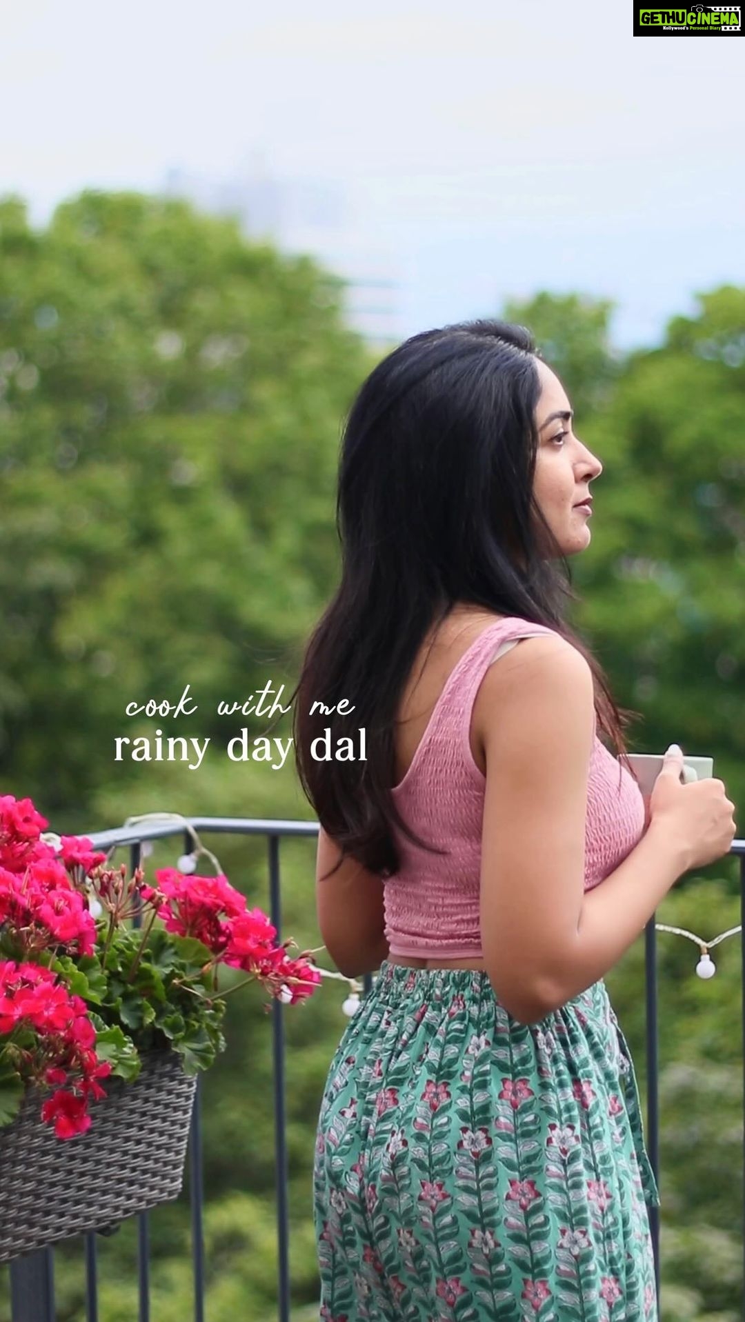 Aditi Chengappa - 441 Likes - asmr✨SAVE this recipe for a rainy day 🌧️ (Auf Deutsch unten)
This is my favorite dal to eat on rainy days!
Recipe- Meetha Dal
Ingredients:
fresh chilli
mustard seeds
fenugreek seeds
diced red onion
fresh curry leaves (available in Asian/indian stores)
ginger slivers
Toor Dal (yellow pigeon lentil) cooked with turmeric powder
tamarind paste (use sparingly)
a pinch of brown sugar
salt to taste
fresh coriander to garnish
.
Method:
In a pan with hot oil, add fresh chillies and sauté until slightly cooked.
Add both seeds and wait till the mustard seeds splutter.
Add the onions, curry leaves and sliced ginger. Sauté until the onions are cooked.
Pour in the lentils in and stir. Add sugar + tamarind and simmer for 5 mins. Garnish with coriander and serve hot with rice.
⬇️
Deutsch:
Das ist mein Lieblings- Dal, um an regnerischen Tagen zu essen!
Rezept - Meetha Dal (gesüßte Linsen)
Zutaten:
frische Chilischoten
Senfkörner
Bockshornkleesamen
gewürfelte rote Zwiebel
frische Curryblätter (erhältlich in asiatischen/indischen Geschäften)
Ingwer in Scheiben
Toor Dal (gelbe Taubenlinse), gekocht mit Kurkumapulver
Tamarindenpaste (sparsam verwenden)
eine Prise brauner Zucker
Salz zum Abschmecken
frischer Koriander zum Garnieren
.
Zubereitung:
Frische Chilischoten in eine Pfanne mit heißem Öl geben und anbraten, bis sie leicht gekocht sind.
Beide Samen hinzufügen und warten, bis die Senfkörner platzen.
Die Zwiebeln, Curryblätter und den in Scheiben geschnittenen Ingwer hinzugeben. Sautieren, bis die Zwiebeln gar sind.
Die Linsen eingießen und umrühren.
Zucker + Tamarinde hinzufügen und 5 Minuten köcheln lassen. Mit Koriander garnieren und heiß mit Reis servieren..
.
.
.
#selflove #healthyhabits #healthylifestyle #wellnessaesthetic #motivationalreels #thatgirl #healthyeating #postivemindset #selfcare #productiveday #routine #aestheticvideos #wellness #selfgrowth #asmr #asmrfood #2023glowup #veganrecipes #healthyrecipe #gesundeküche #indiancooking #indianfood #veganesRezept #gesunderezepte #gesundessen #linsen