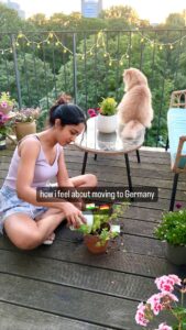 Aditi Chengappa Instagram - (Auf Deutsch unten) I think it’s wrong that we have been taught to believe that we can only have roots in one place, and that if we are uprooted, then we have somehow lost ourselves, and plants are the reason why!

Ich denke, es ist falsch, dass uns beigebracht wurde zu glauben, dass wir nur an einem Ort Wurzeln schlagen können und dass wir uns selbst verloren haben, wenn wir entwurzelt werden, und Pflanzen sind der Grund dafür! 
Unter den vielen Dingen, die mich die Pflanzen gelehrt haben, ist dies vielleicht eines meiner Lieblingslektionen! 
Jede einzelne meiner Pflanzen hat es geliebt, entwurzelt zu werden oder ihre Wurzeln beschneiden zu lassen. Und wenn ich sie in einen neuen Topf setze, treiben sie neue Wurzeln und blühen sogar noch üppiger! 
Als ich also den ganzen Weg von Indien nach Deutschland zog, hatte ich keine Angst, meine Wurzeln zu verlieren, ich habe einige alte mitgenommen, und ich pflanze hier neue🌿
:
:
:
#expatslife #expatsingermany #expatsinberlin #indiansingermany #indiansinberlin #movingcountries #immigration #real #gardening #plantlover #mintplant #peaceful #slowlife #cats #katzenliebe #katzenleben #cutecats #fluffycats #slowliving #sunset #goldenhour #wellness #wellnessjourney #thatgirl #relaxing #soothing #clairdelune #garten #gartenliebe #minze