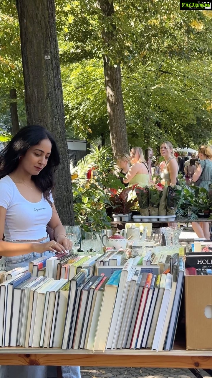 Aditi Chengappa Instagram - This is your reminder to visit the Boxhagener Flohmarkt while we still have sunny weather 😁 Do you like flea markets?! : : : : : #berlin #thingstodoinberlin #visitberlin #berlincity #exploreberlin #berlinexplore #berlingram #expatsinberlin #indiansinberlin #internationalwomeninberlin #berlinlife #berlingirl #berlingirls #boxhagenerplatz Berlin, Germany