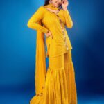 Aditi Ravi Instagram – yeh ladka hai allahh 🎶🥁

make up @jo_makeup_artist 😘
Costume @gospelofdesign
Earrings @alameen_fashion_jewels
Studio @maxxocreative

#yellow #smile #iknowme #instagram