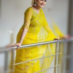 Aditi Ravi Instagram - 🦜🦜🦜🦜🦜 happiness lives inside of the smallest moments.. 📸 @rahulphotoshoot 🫶🏻 💁🏻‍♀️ @vrinda_sk_ 🫶🏻 🥻 @thantrek.design.couture #courtesy #yelove #smile #alwaysandforever #instagram #peace ✌️