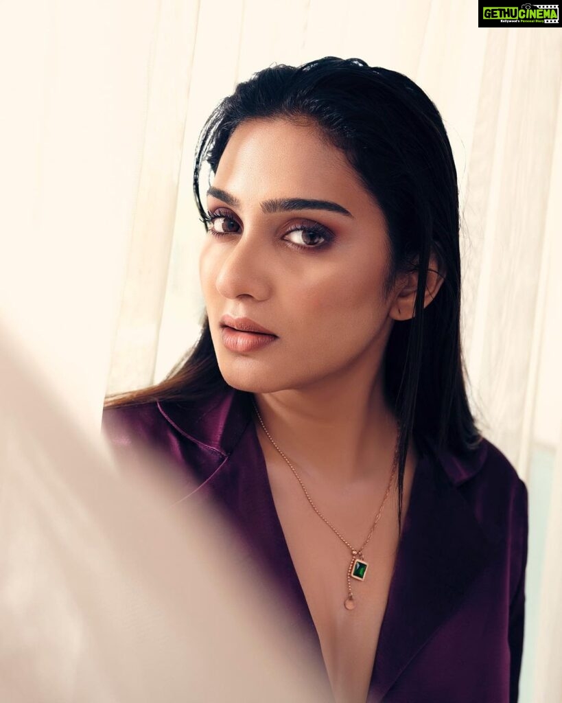 Aditi Ravi Instagram - The most alluring thing a woman can have is confidence ! 📸 @shafishakkeer 🫂 💁🏻‍♀️ @shantikrishna 🫂 💄 @neethu_makeupartist 🫂 👕 @byhand.in 🫂 🥰 @pradeepnairs 🫂 #new #post #instagram #instagood #me