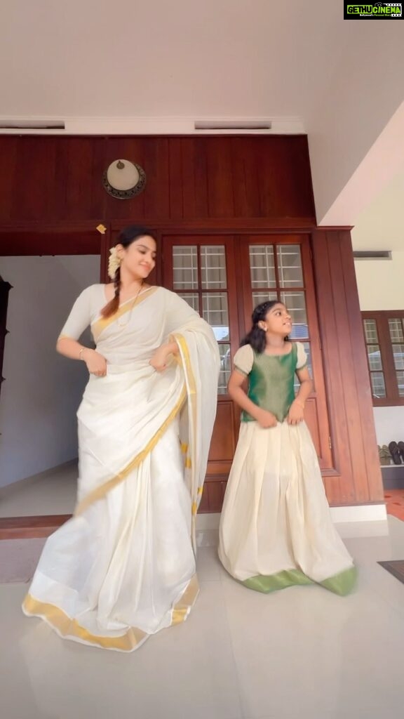 Aditi Ravi Instagram - weird but i had to 🤪 with ponnu🔥 happy onam 🙏🏻 #actually #practicing 😀#with #onamcostume #afterpayasameffect #variety #reels #reelitfeelit #anirudh #sharukhkhan #dance #bollywood #mallu