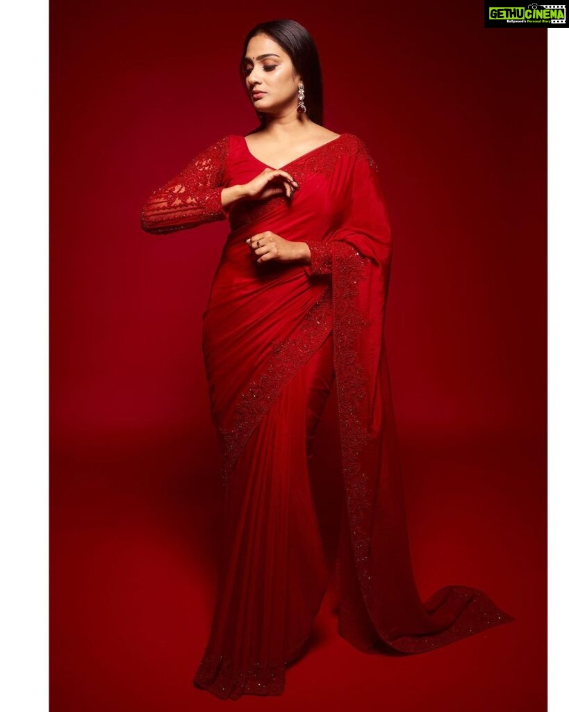 Aditi Ravi Instagram - ❤️❤️❤️ Mua @jo_makeup_artist ❤️ Costume @prakrithi_by_ramya Drapping @drapist_daira Earrings @alameen_fashion_jewels Studio @maxxocreative nail @nails_by_rakhi Assist @lumos.trouvailles Post production @brosincproductions #red #saree #instagram #indianwear