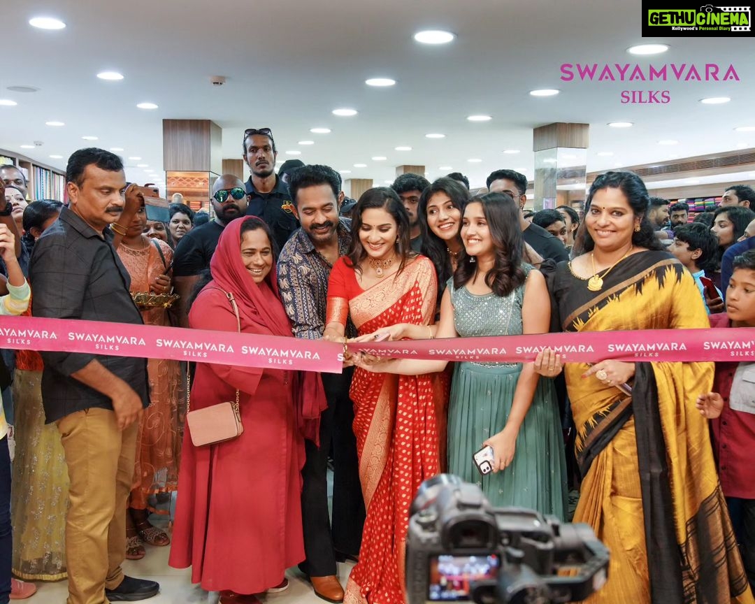 Aditi Ravi Instagram - അടിമുടി മാറ്റവുമായി പുതിയ വലിയ സ്വയംവര #Swayamvarasilks_Attigal #asifali #anikha #anikhasurendran #drishyaraghunath #aditiravi #Swayamvarasilks #Attigal #mollywood #kerala #dulquersalmaan #mallu #dq #mallugram #malayalamcinema #malayalam #malayali #asifalifans #malayalamactress #keralagram #trending #asifalilive Attingal