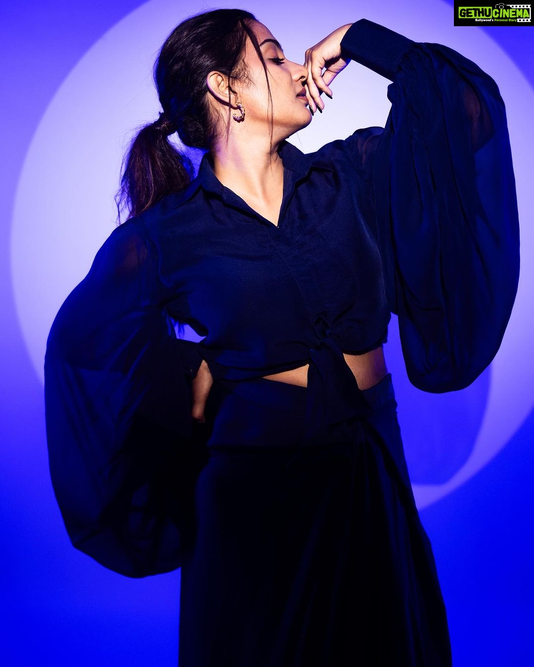 Aditi Ravi Instagram - Me , Myself & I .. βοΈ : selflove only π― Stylist : @styledby_mk_ @mehaka_kalarikkal Photography : @premsampaul Makeup : @sreegeshvasan_makeupartist Accessories: @priya_anokhi_ Costume : @mahekdesigns Studio : @tinyturtle.media #myself #selflove #i #lovemyself #peace #insta