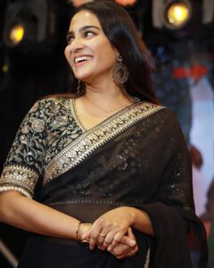 Aditi Ravi Instagram - Black is not sad .. 

💁🏻‍♀️ @vrinda_sk_ 
🥻 @thantrek.design.couture 

#black #vibe #saree #smile #instagram