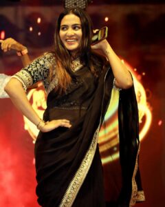 Aditi Ravi Instagram - Black is not sad .. 

💁🏻‍♀️ @vrinda_sk_ 
🥻 @thantrek.design.couture 

#black #vibe #saree #smile #instagram