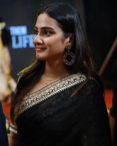 Aditi Ravi Instagram - Black is not sad .. 

💁🏻‍♀️ @vrinda_sk_ 
🥻 @thantrek.design.couture 

#black #vibe #saree #smile #instagram