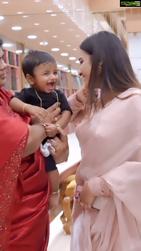 Aditi Ravi Instagram - the soul is healed by being with children 👶🏻 at @rk_wedding_mall thankyou for sending this @pradeepnairs 🤗☺️ #randomvideos #reels #kidslove #connection #reelitfeelit