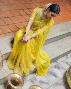 Aditi Ravi Instagram - 🦜🦜🦜🦜🦜
happiness lives inside of the smallest moments..

📸 @rahulphotoshoot 🫶🏻
💁🏻‍♀️ @vrinda_sk_ 🫶🏻
🥻 @thantrek.design.couture 

#courtesy #yelove #smile #alwaysandforever #instagram #peace ✌️