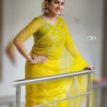 Aditi Ravi Instagram - 🦜🦜🦜🦜🦜 happiness lives inside of the smallest moments.. 📸 @rahulphotoshoot 🫶🏻 💁🏻‍♀️ @vrinda_sk_ 🫶🏻 🥻 @thantrek.design.couture #courtesy #yelove #smile #alwaysandforever #instagram #peace ✌️