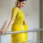 Aditi Ravi Instagram - 🦜🦜🦜🦜🦜 happiness lives inside of the smallest moments.. 📸 @rahulphotoshoot 🫶🏻 💁🏻‍♀️ @vrinda_sk_ 🫶🏻 🥻 @thantrek.design.couture #courtesy #yelove #smile #alwaysandforever #instagram #peace ✌️