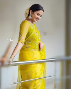 Aditi Ravi Instagram - 🦜🦜🦜🦜🦜
happiness lives inside of the smallest moments..

📸 @rahulphotoshoot 🫶🏻
💁🏻‍♀️ @vrinda_sk_ 🫶🏻
🥻 @thantrek.design.couture 

#courtesy #yelove #smile #alwaysandforever #instagram #peace ✌️