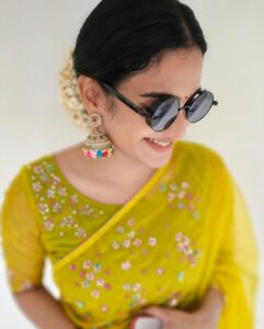 Aditi Ravi Instagram - 🦜🦜🦜🦜🦜
happiness lives inside of the smallest moments..

📸 @rahulphotoshoot 🫶🏻
💁🏻‍♀️ @vrinda_sk_ 🫶🏻
🥻 @thantrek.design.couture 

#courtesy #yelove #smile #alwaysandforever #instagram #peace ✌️