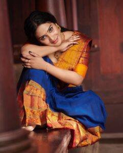 Aditi Ravi Instagram - ഉത്രാടദിനാശംസകൾ 🌼

#onam #new #myself #only #oldsoul 

📸 @shafishakkeer 🫂
💁🏻‍♀️ @shantikrishna 🫂
💄 @neethu_makeupartist 🫂
🥻 @byhand.in 
🫶🏻 @pradeepnairs 🫂
