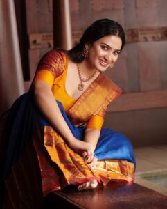 Aditi Ravi Instagram - ഉത്രാടദിനാശംസകൾ 🌼

#onam #new #myself #only #oldsoul 

📸 @shafishakkeer 🫂
💁🏻‍♀️ @shantikrishna 🫂
💄 @neethu_makeupartist 🫂
🥻 @byhand.in 
🫶🏻 @pradeepnairs 🫂