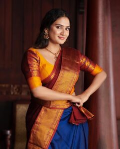 Aditi Ravi Instagram - ഉത്രാടദിനാശംസകൾ 🌼 #onam #new #myself #only #oldsoul 📸 @shafishakkeer 🫂 💁🏻‍♀️ @shantikrishna 🫂 💄 @neethu_makeupartist 🫂 🥻 @byhand.in 🫶🏻 @pradeepnairs 🫂
