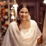 Aditi Ravi Instagram – you’ll find that life is still worthwhile if you just smile :) 

📸 @rahulphotoshoot 🤗
#onamvibes #trytosmile #bewithfamily #havesadhya !!