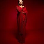 Aditi Ravi Instagram – ❤️❤️❤️

Mua @jo_makeup_artist ❤️
Costume @prakrithi_by_ramya
Drapping @drapist_daira
Earrings @alameen_fashion_jewels
Studio @maxxocreative
nail @nails_by_rakhi 
Assist @lumos.trouvailles
Post production @brosincproductions
#red #saree #instagram #indianwear